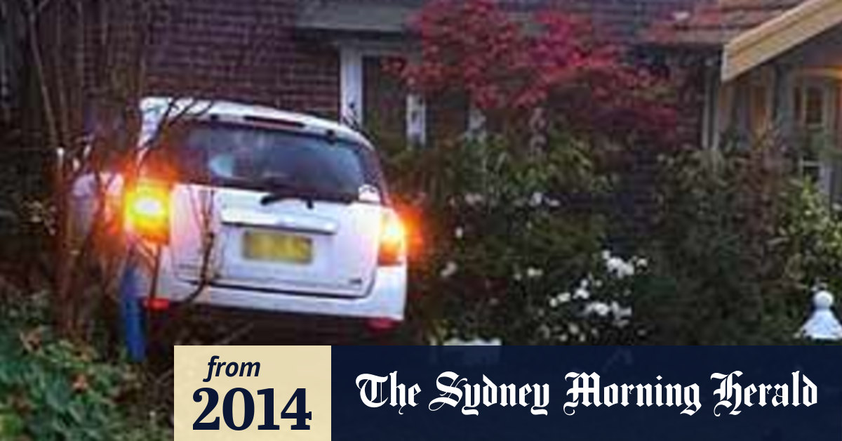 Driver flees after car crashes into Sydney house